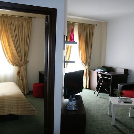 Hotel Kilometrul Zero Dragasani Exterior photo
